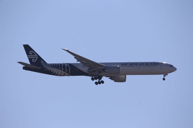 BOEING 777-300ER (ZK-OKS)