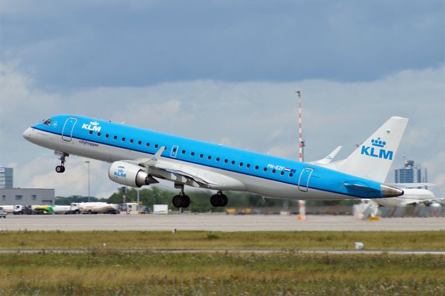 Embraer ERJ-190 (PH-EZF)