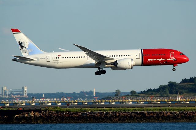 G-CJUI — - Nor Shuttle 7147 arriving from London-Gatwick on 27