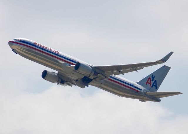 BOEING 767-300 (N397AN) - At DFW.