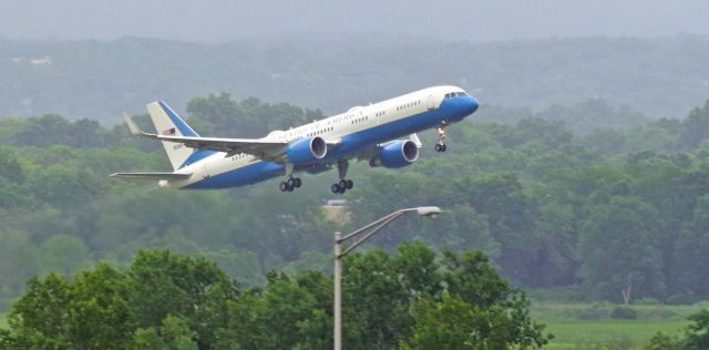 Boeing 757-200 (90016) - MORRISTOWN, NEW JERSEY, USA-JULY 22, 2018: Air Force One (a Boeing 757-200 this time) is seen taking off from Morristown Municipal Airport en route to Washington, D.C. with President Donald J. Trump on board. President Trump had spent the weekend at his golf club in Bedminster, N.J. When flying into or out of Morristown Airport, the Air Force uses the Boeing 757-200 instead of the larger Boeing 747 because of shorter runways at Morristown.