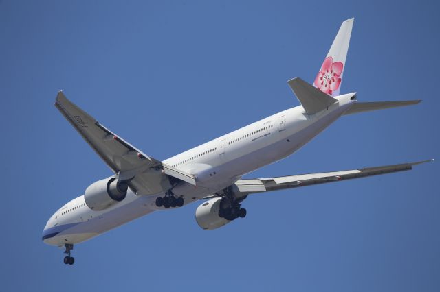 BOEING 777-300ER (B-18053)