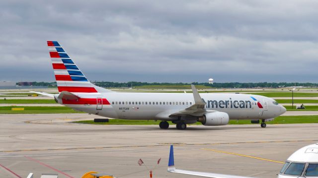 Boeing 737-800 (N957AN) - American Airlines Boeing 737-823(WL) N957AN in Chicago 