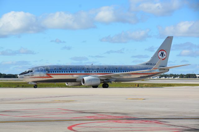 Boeing 737-800 (N951AA)