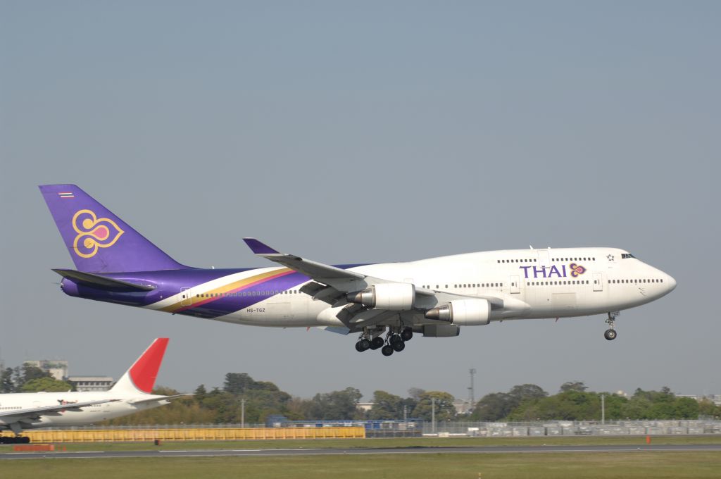 Boeing 747-400 (HS-TGZ) - Landing at Narita Intl Airport R/W16R on 2007/4/30