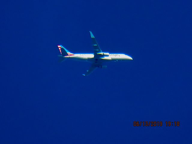 Embraer 175 (N264NN)