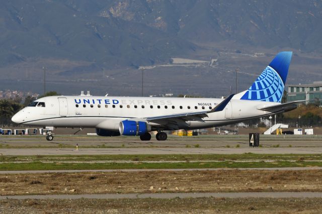 Embraer 175 (N606UX)