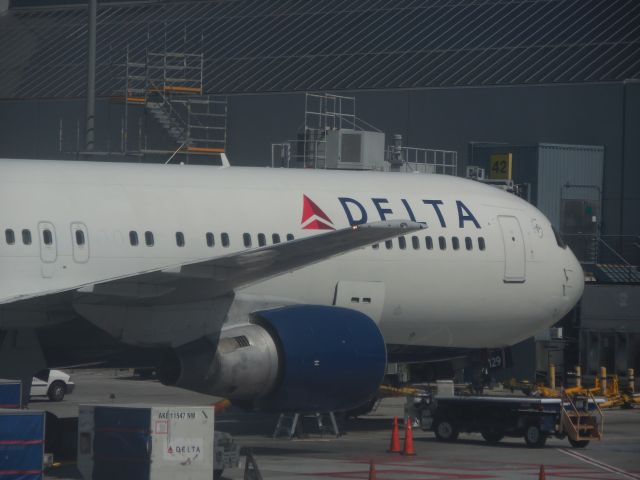 BOEING 767-300 (N129DL)