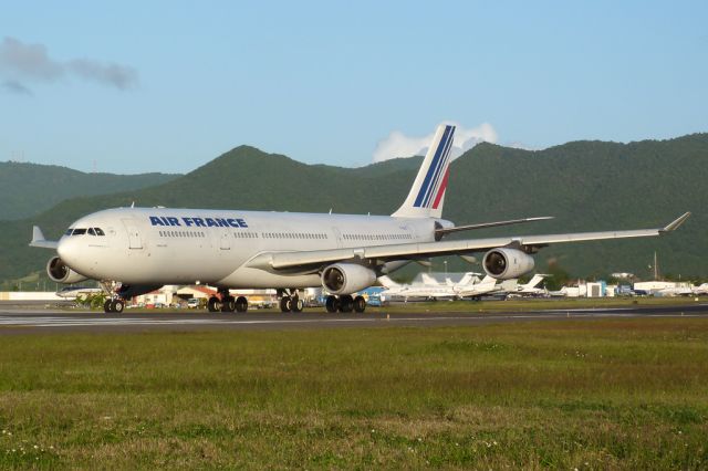 Airbus A340-300 (F-GLZT)