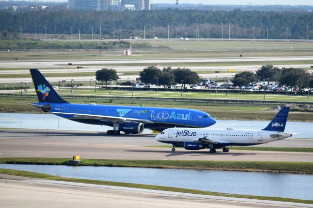 Airbus A320 (N662JB) - Passing his big brother in Orlando