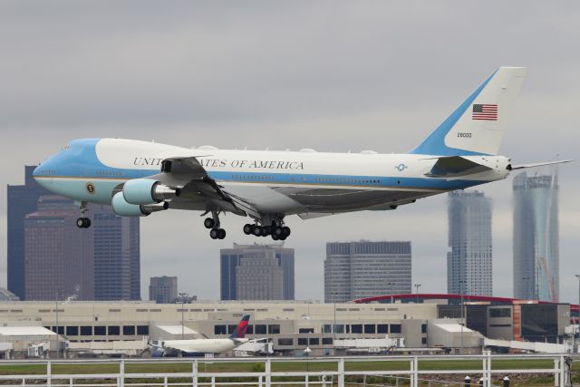 Boeing 747-200 (82-8000) - 'Air Force One' landing on 22L  (9/12)