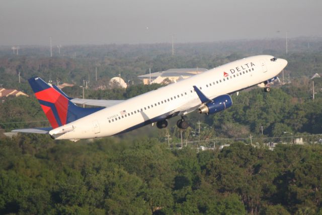 Boeing 737-800 (N398DA) - Delta Flight 1503 (N398DA) departs Runway 1L at Tampa International Airport enroute to North Kentucky/Cincinnati International Airport