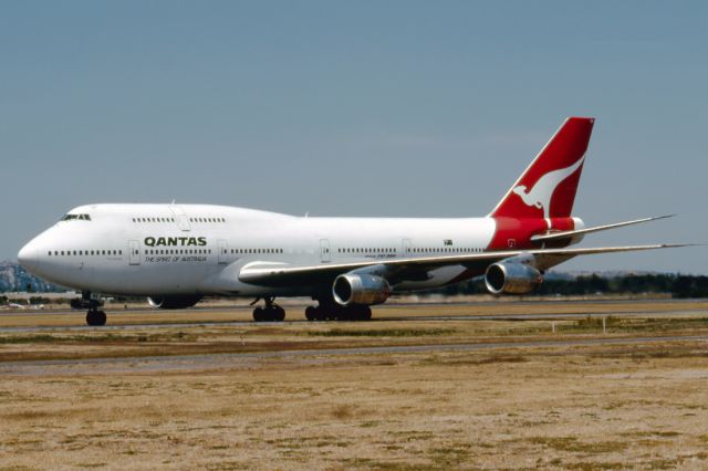 Boeing 747-200 (VH-EBX) - QANTAS - BOEING 747-338 - REG : VH-EBX (CN 23688/662) - ADELAIDE INTERNATIONAL AIRPORT SA. AUSTRALIA - YPAD 1/2/1992