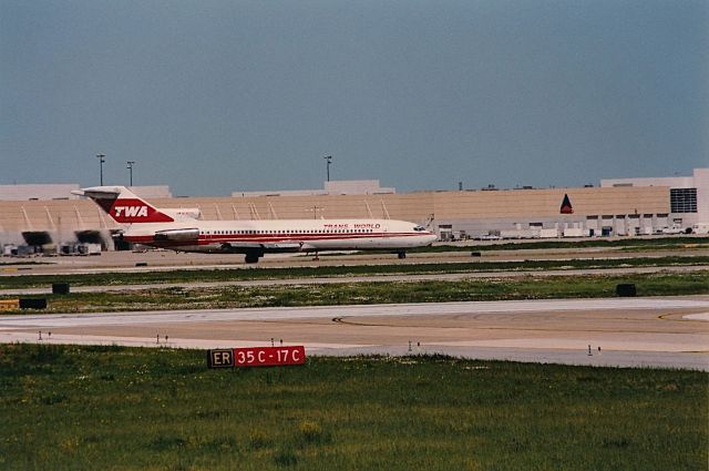 BOEING 727-200 (N5437Q) - TWA 727 ready for take off at KDFW