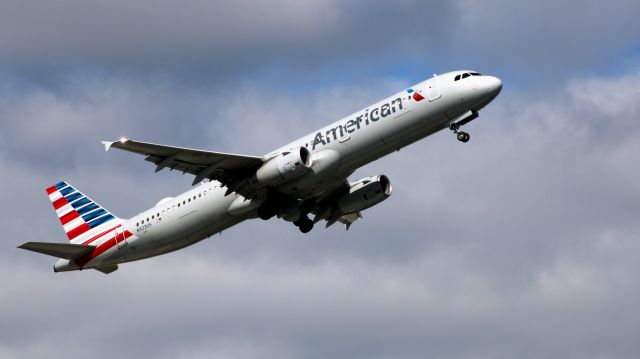 Airbus A321 (N923US) - Shortly after departure is this 2015 American Airlines Airbus A321-231 from the Summer of 2020.