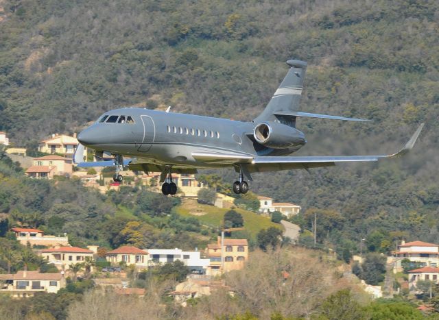 Dassault Falcon 900 (LX-EVM)