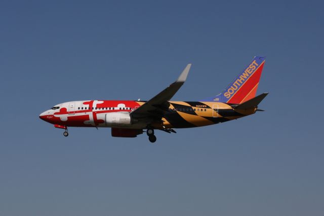 Boeing 737-700 (N214WN) - Standing in the Thomas Dixon Observation Park along Dorsey Road is a great spot to catch shots like this Southwest Boeing 737 "Marylander" just before landing on runway 33L.