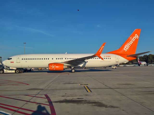 Boeing 737-800 (C-GOWG)