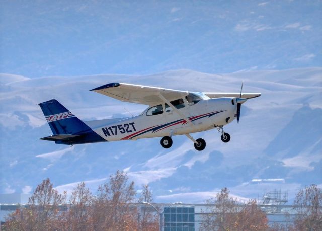 Cessna Skyhawk (N1752T) - Cessna 172S at Livermore Municipal Airport. December 2020