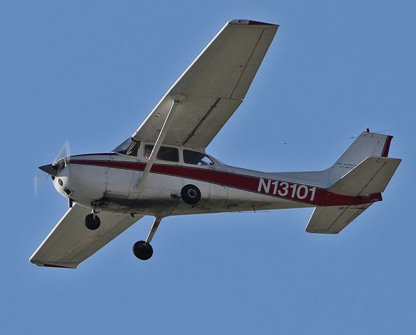 Cessna Skyhawk (N13101) - Taking off from the Burbank Airport.