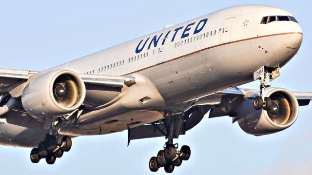 Boeing 777-200 (N769UA) - Arriving from HKG during golden hour.