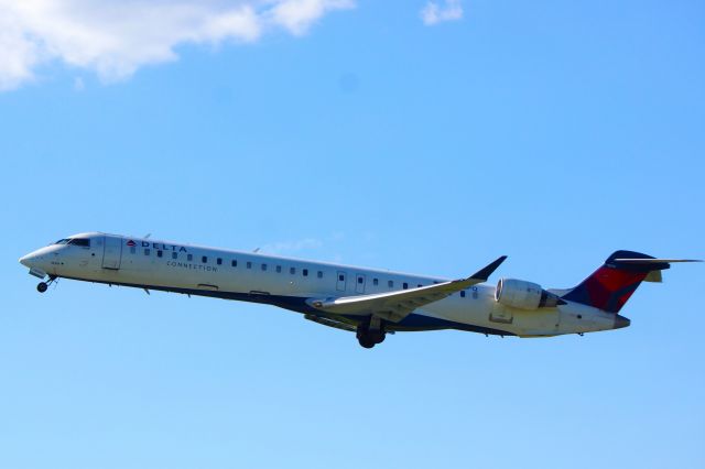Canadair Regional Jet CRJ-900 — - She's Pretty Dirty!