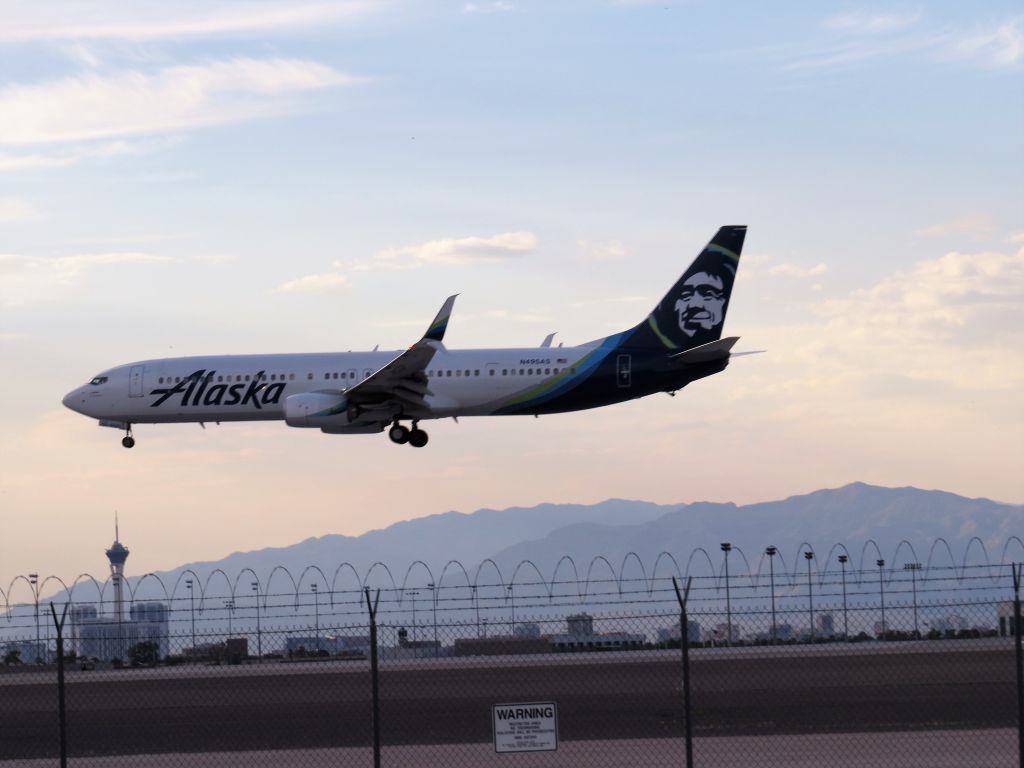Boeing 737-900 (N495AS)