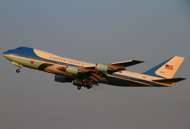 Boeing 747-200 (82-8000)