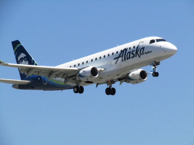 EMBRAER 175 (long wing) (N188SY) - Landing RWY 20R