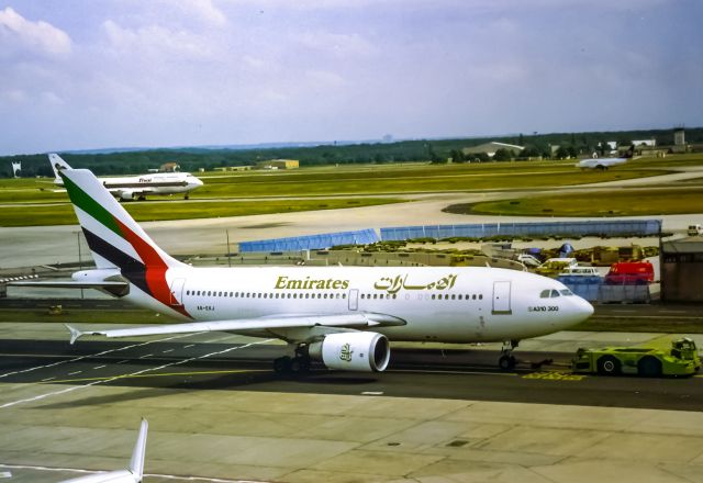 Airbus A310 (A6-EKJ)