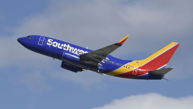 Boeing 737-700 (N7865A) - Departing LAX on 25R