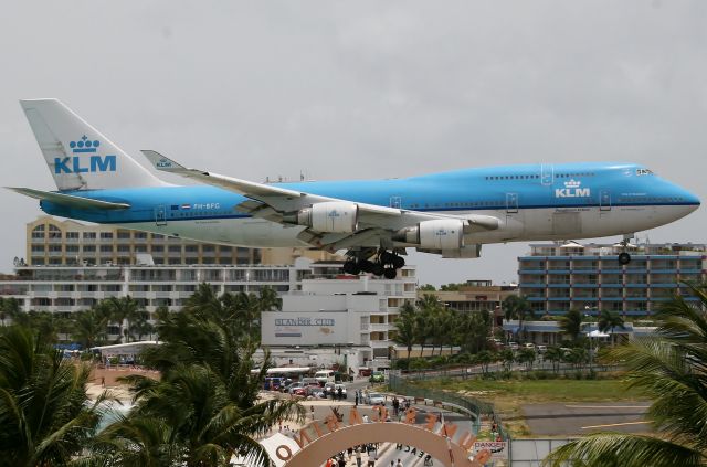 Boeing 747-400 (PH-BFG) - KLM over Maho beach at St Maarten