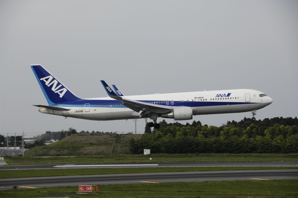 BOEING 767-300 (JA626A) - Final Approach to NRT Airport R/W16L on 2012/05/26
