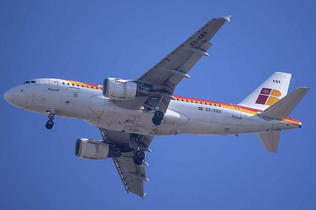 Airbus A319 (EC-KBX)