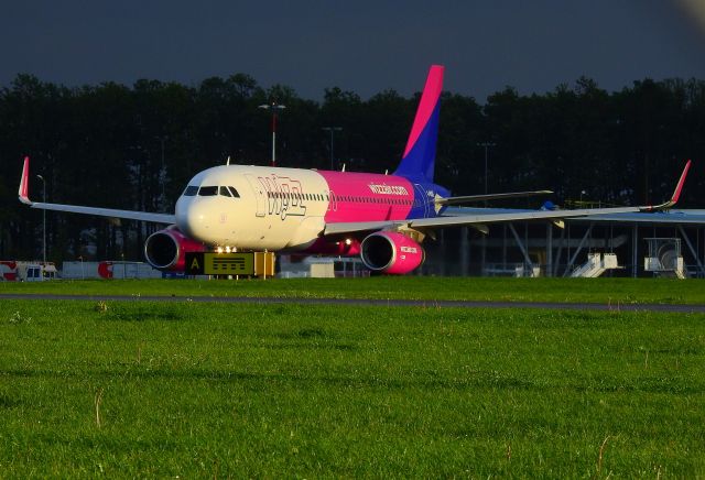 Airbus A320 (HA-LYR) - EPLB