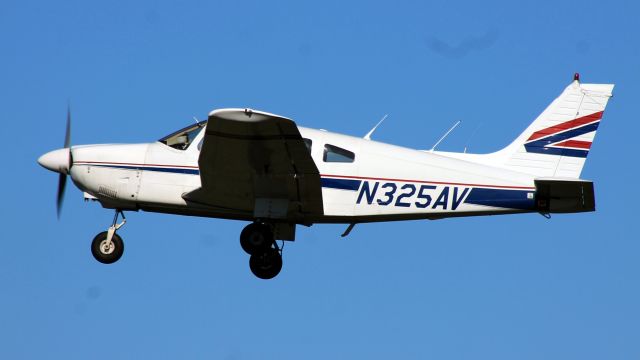 Piper Cherokee (N325AV)