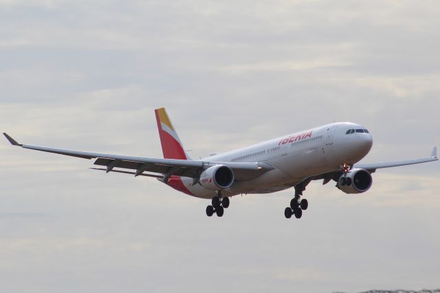 Airbus A330-300 (EC-LXK) - An Ibera A330-300 on final approach into LHR, landing on runway 27R.br /br /Location: Northern Perimiter Road, beside Runway 27R.br /Date: 21.08.22 (dd/mm/yy)