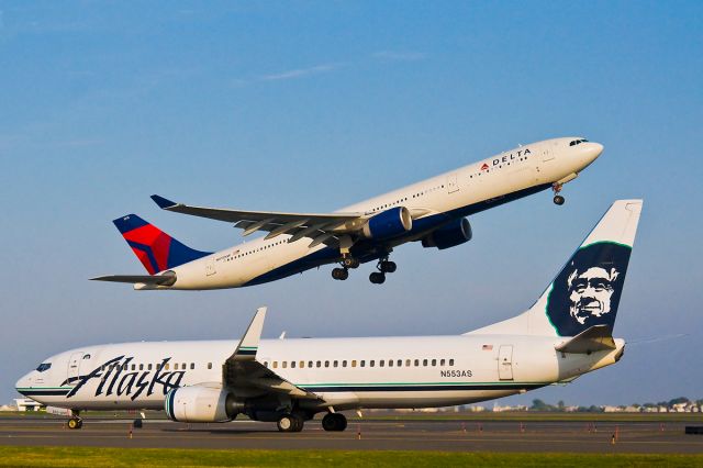 Airbus A330-300 (N815NW) - DL266 to AMS launches off 22R over Alaska !