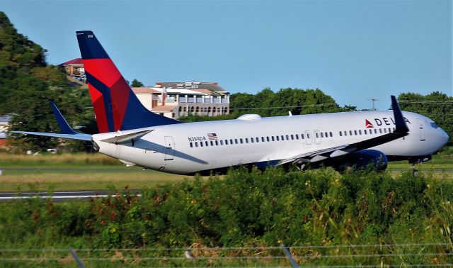 Boeing 737-800 (N394DA)