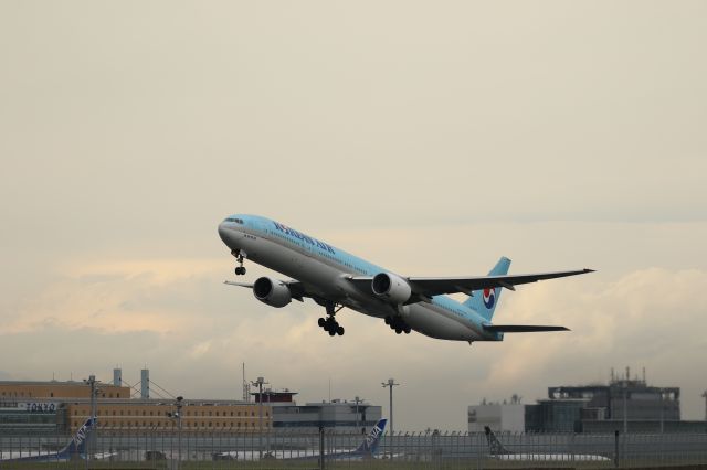 BOEING 777-300 (HL7534) - 11 October 2015: