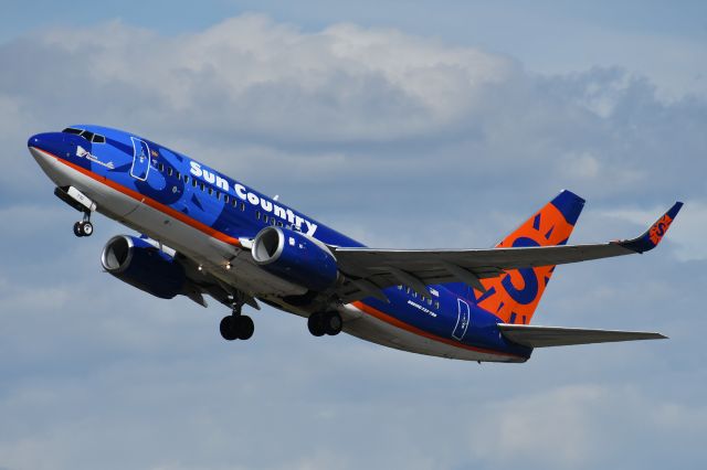 Boeing 737-700 (N710SY) - Sun Country 737 departing YYC on June 11.