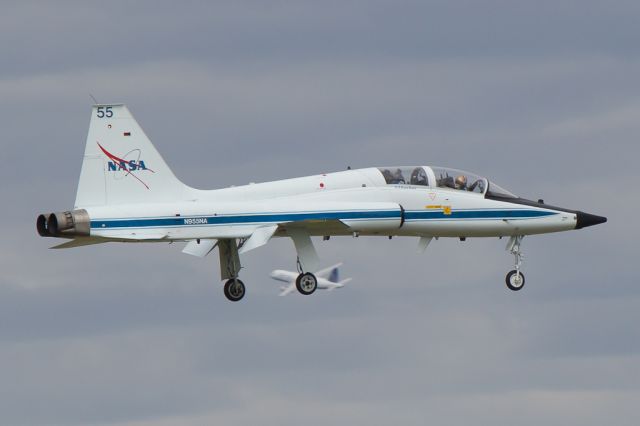 Northrop T-38 Talon (N955NA) - Pluto 99 descends for runway 1R with UAL391 departing runway 30.