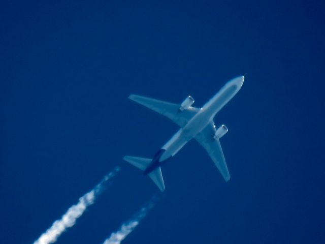 BOEING 767-300 (N176FE)
