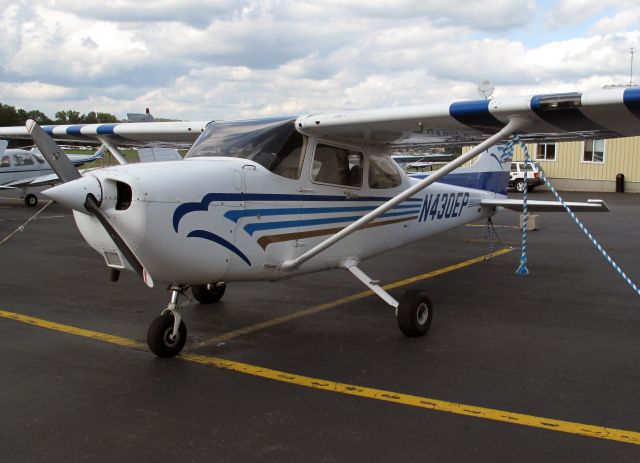 Cessna Skyhawk (N430EP) - The flight training and charter fleet at Arrow Aviation, phone (203) 778 1150.