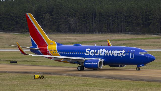 Boeing 737-700 (N7859B)