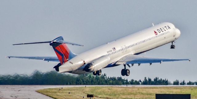 McDonnell Douglas MD-88 (N999DN) - A classic Delta MD-88 taking off from GSP.