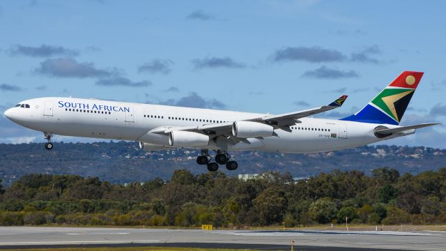 Airbus A340-300 (ZS-SXE)