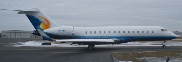 Bombardier Global Express (N117TF) - N117TF taxi to 18