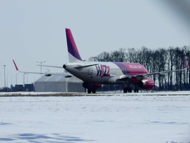 Airbus A320 (HA-LYN) - EPLB