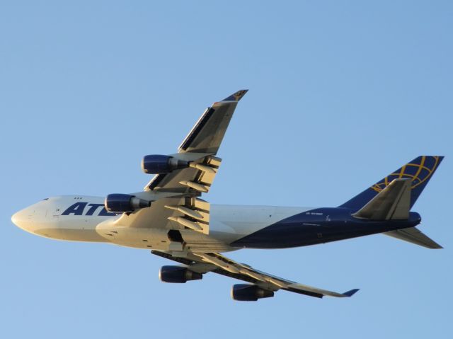 Boeing 747-400 (N415MC)